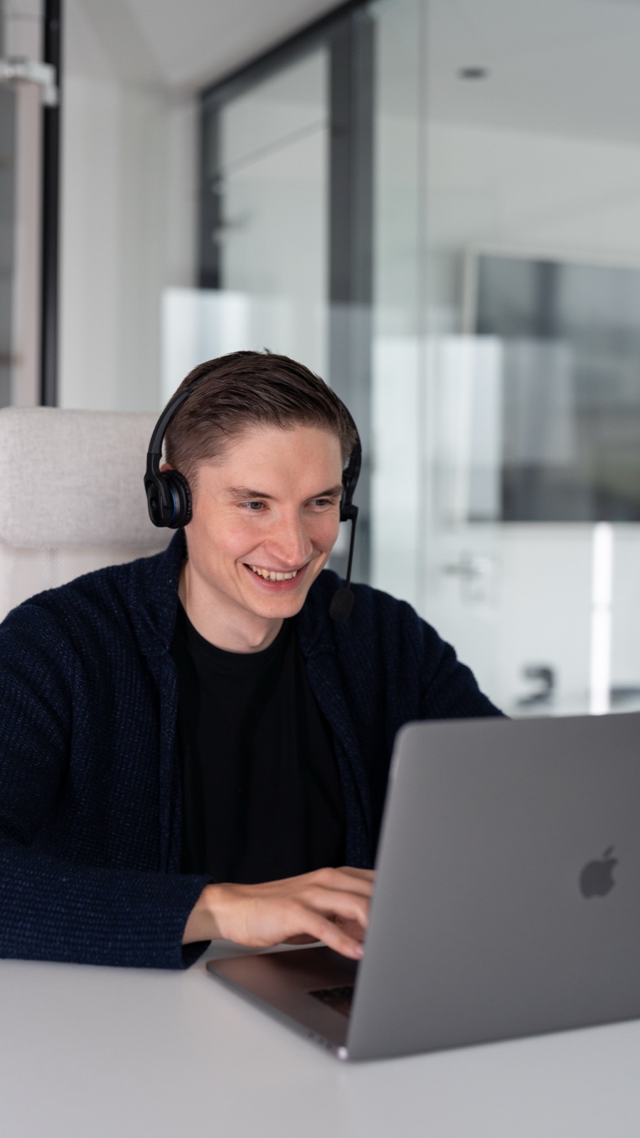 Account Manager im Kunden-Call mit Headset
